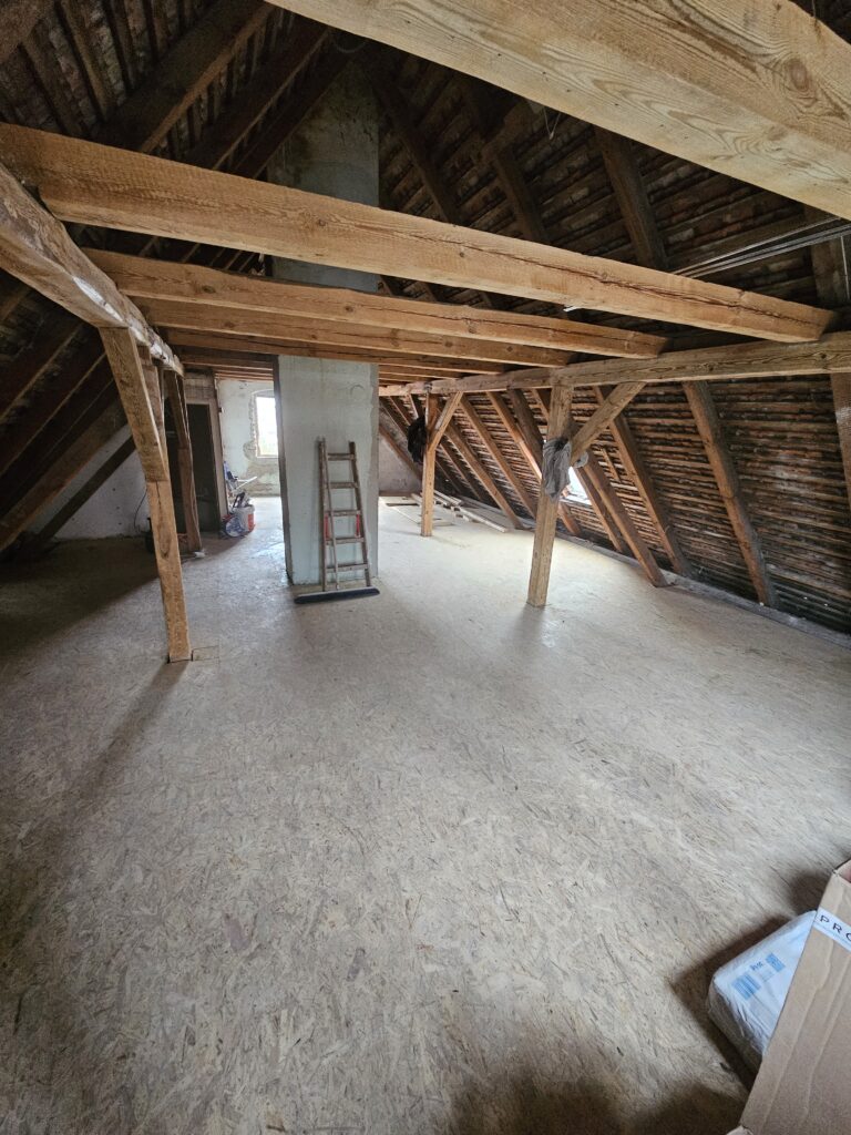 Dachgeschoss im Rohbau während der Sanierung vor dem Ausbau.