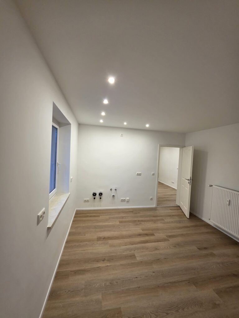 Wohnungsumbau Regensburg – Flur und Wohnraum modern