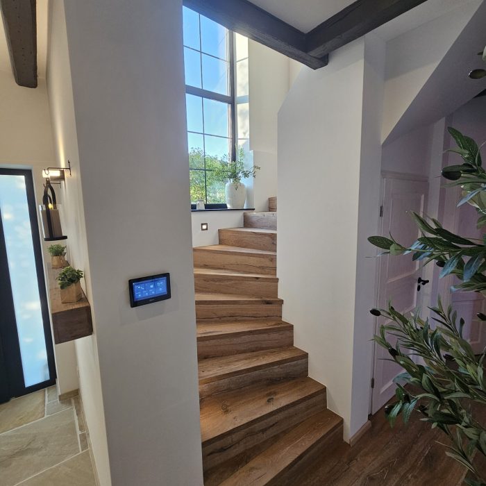 hochführende Treppen komplett frisch saniert